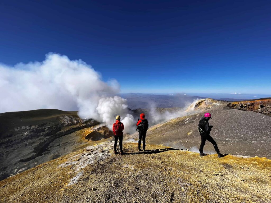 trekking crateri sommitali etna nord vulcano 2400x1800